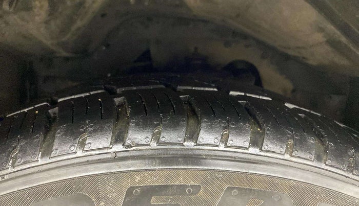 2017 Tata Hexa XT 4X2 7 STR, Diesel, Manual, 82,485 km, Right Front Tyre Tread