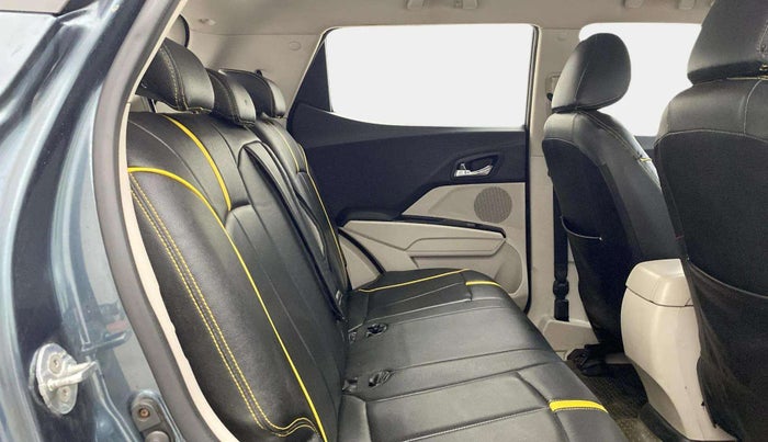 2020 Mahindra XUV300 W8 1.5 DIESEL, Diesel, Manual, 1,04,414 km, Right Side Rear Door Cabin