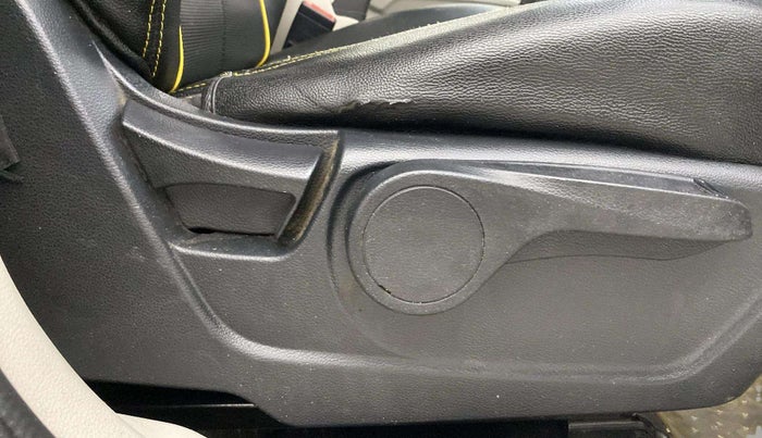 2020 Mahindra XUV300 W8 1.5 DIESEL, Diesel, Manual, 1,04,414 km, Driver Side Adjustment Panel