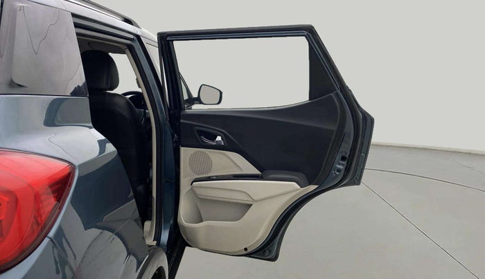 2020 Mahindra XUV300 W8 1.5 DIESEL, Diesel, Manual, 1,04,414 km, RHS Rear Door