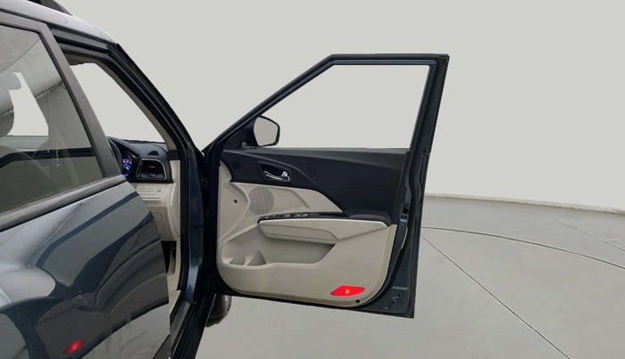 2020 Mahindra XUV300 W8 1.5 DIESEL, Diesel, Manual, 1,04,414 km, RHS Front Door