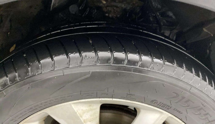 2020 Mahindra XUV300 W8 1.5 DIESEL, Diesel, Manual, 1,04,414 km, Right Front Tyre Tread