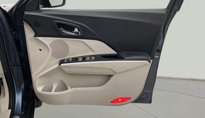 2020 Mahindra XUV300 W8 1.5 DIESEL, Diesel, Manual, 1,04,414 km, Driver Side Door Panels Control