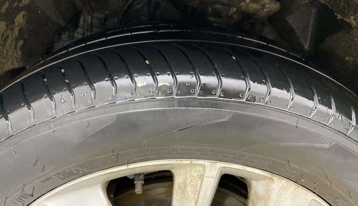 2020 Mahindra XUV300 W8 1.5 DIESEL, Diesel, Manual, 1,04,414 km, Left Front Tyre Tread
