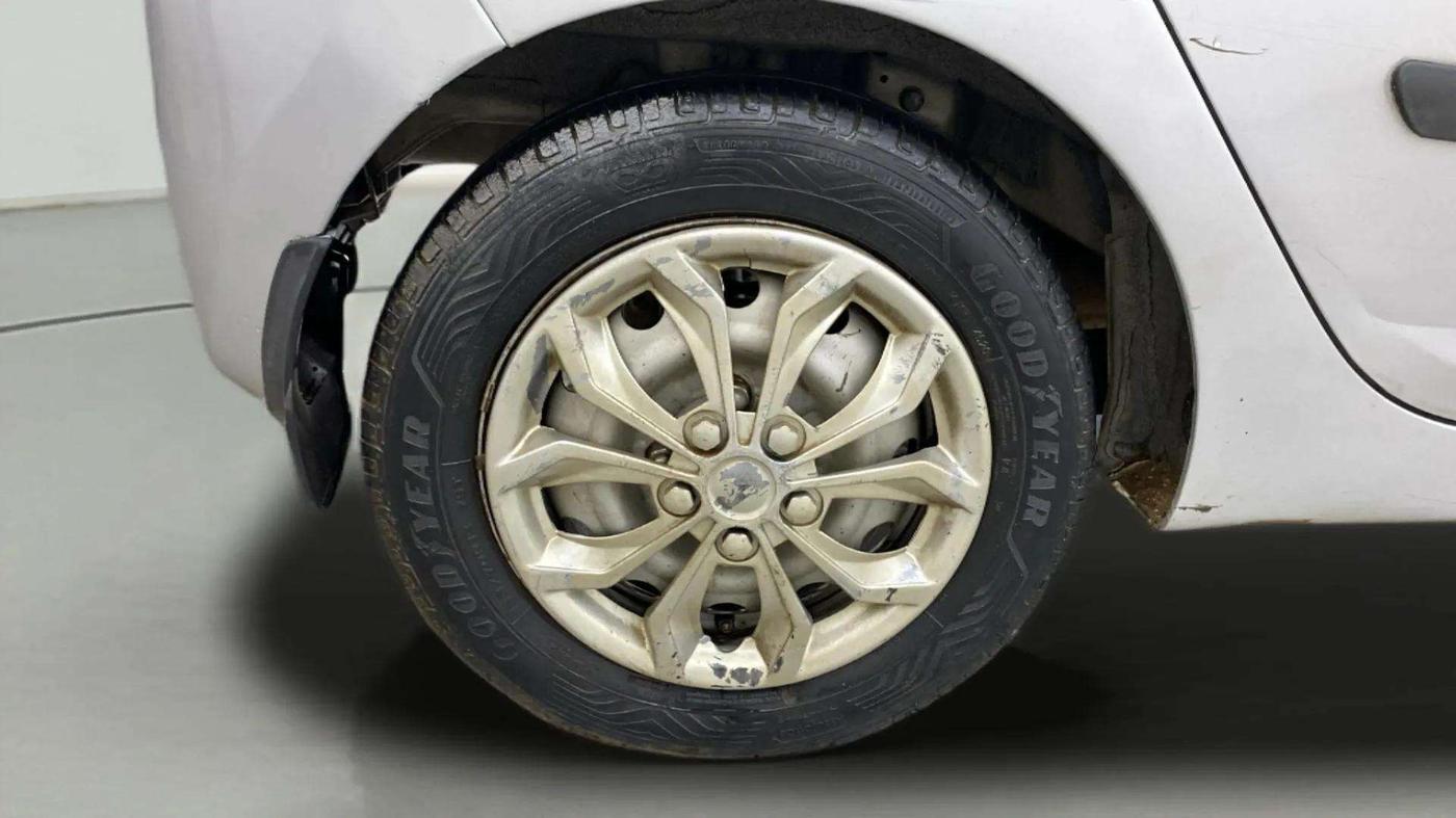 2018 Hyundai Eon ERA +, Petrol, Manual, 1,00,253 km, Right Rear Wheel