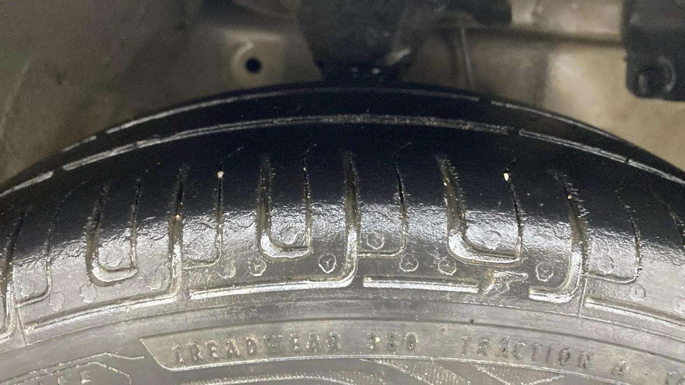 2018 Hyundai Eon ERA +, Petrol, Manual, 1,00,253 km, Right Front Tyre Tread