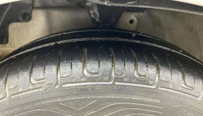 2018 Hyundai Eon ERA +, Petrol, Manual, 1,00,253 km, Left Front Tyre Tread