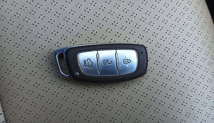 2016 Hyundai Verna 1.6 CRDI SX, Diesel, Manual, 1,19,328 km, Key Close Up