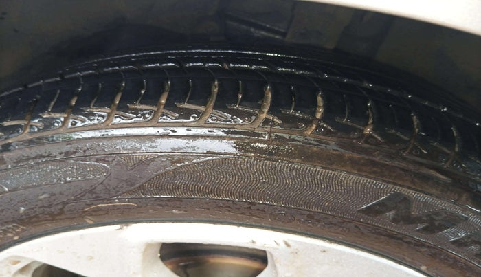 2015 Ford New Figo TITANIUM PLUS 1.2 PETROL, Petrol, Manual, 69,806 km, Right Front Tyre Tread