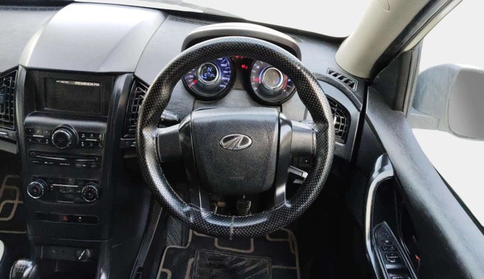 2018 Mahindra XUV500 W3, Diesel, Manual, 1,01,733 km, Steering Wheel Close Up