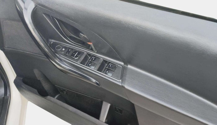 2018 Mahindra XUV500 W3, Diesel, Manual, 1,01,733 km, Driver Side Door Panels Control