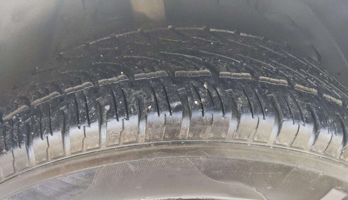 2018 Mahindra XUV500 W3, Diesel, Manual, 1,01,733 km, Right Front Tyre Tread