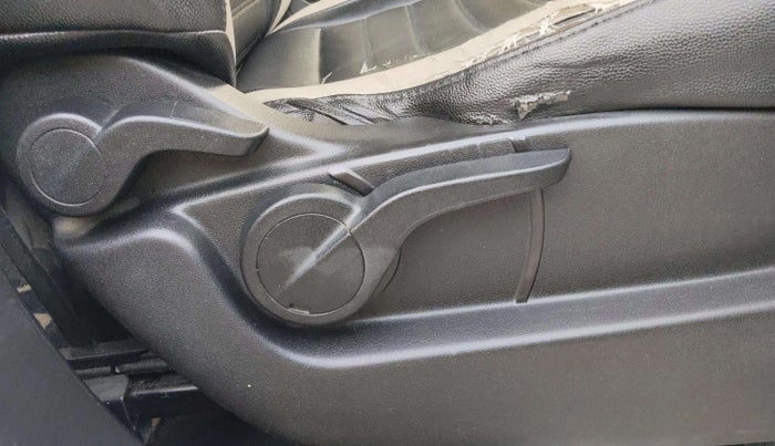 2018 Mahindra XUV500 W3, Diesel, Manual, 1,01,733 km, Driver Side Adjustment Panel