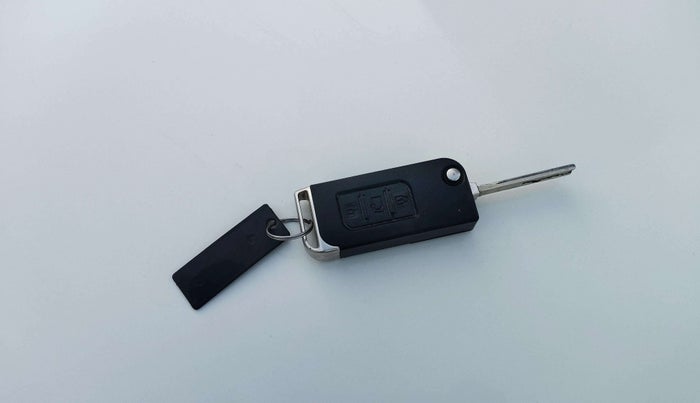 2018 Mahindra XUV500 W3, Diesel, Manual, 1,01,733 km, Key Close Up
