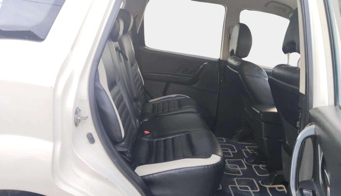 2018 Mahindra XUV500 W3, Diesel, Manual, 1,01,733 km, Right Side Rear Door Cabin