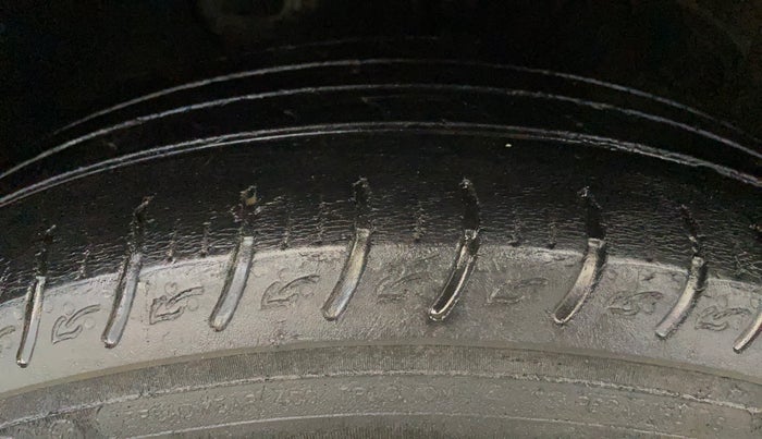 2022 KIA CARENS PRESTIGE PLUS 1.4 PETROL 7 STR, Petrol, Manual, 43,517 km, Left Front Tyre Tread