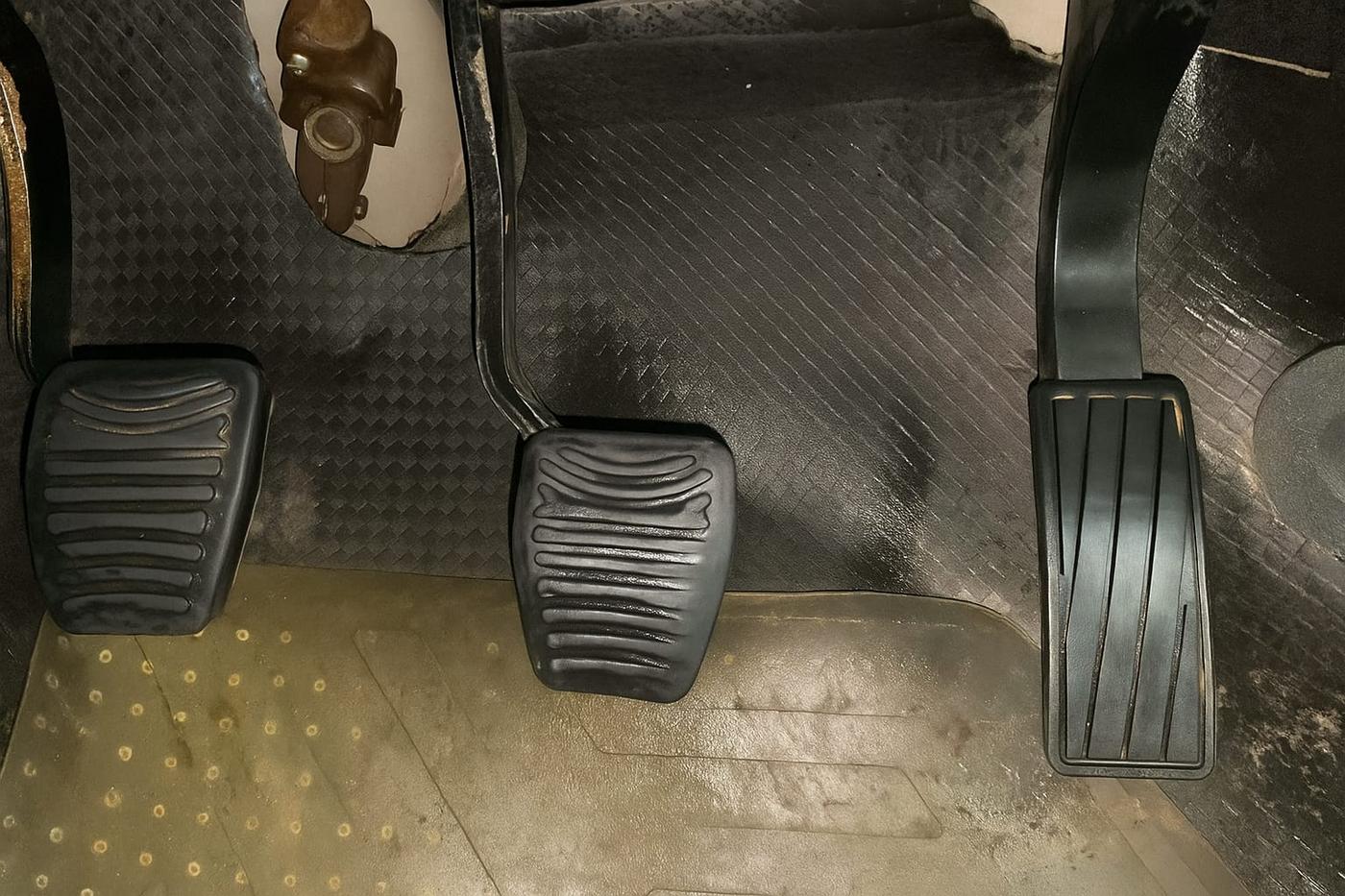 2018 Mahindra KUV 100 NXT K6+ D 6 STR, Diesel, Manual, 1,11,002 km, Pedals