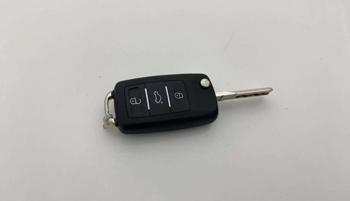 2015 Volkswagen Polo HIGHLINE1.2L, Petrol, Manual, 1,23,231 km, Key Close Up