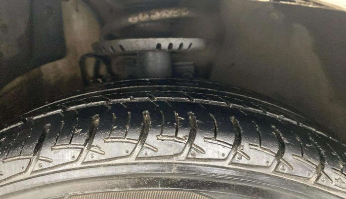 2015 Volkswagen Polo HIGHLINE1.2L, Petrol, Manual, 1,23,231 km, Right Front Tyre Tread