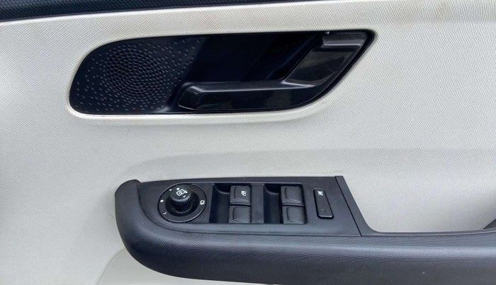 2023 Tata ALTROZ XM PLUS SUNROOF, Petrol, Manual, 13,051 km, Driver Side Door Panels Control