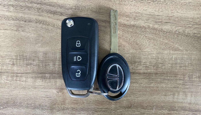 2023 Tata ALTROZ XM PLUS SUNROOF, Petrol, Manual, 13,051 km, Key Close Up