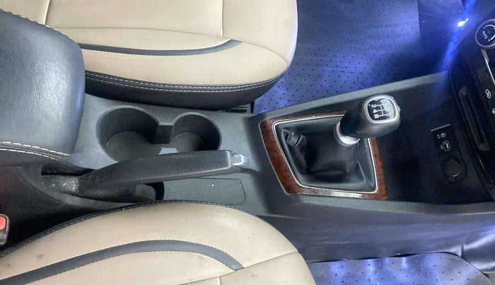 2017 Hyundai Elite i20 ASTA 1.2 (O), Petrol, Manual, 27,186 km, Gear Lever