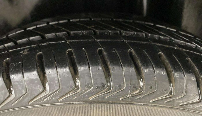 2017 Maruti Ciaz ZETA 1.4  MT PETROL, Petrol, Manual, 20,163 km, Left Rear Tyre Tread