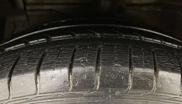 2017 Maruti Ciaz ZETA 1.4  MT PETROL, Petrol, Manual, 20,163 km, Left Front Tyre Tread