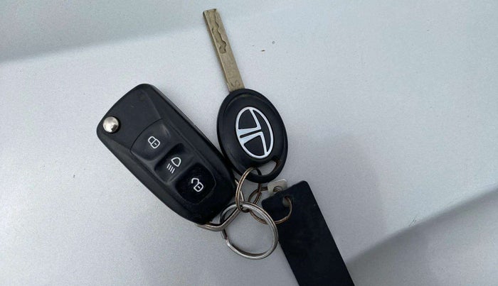 2018 Tata NEXON XM PETROL, Petrol, Manual, 63,006 km, Key Close Up