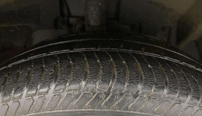 2013 Ford Ecosport TITANIUM 1.5L DIESEL (OPT), Diesel, Manual, 1,19,324 km, Right Front Tyre Tread