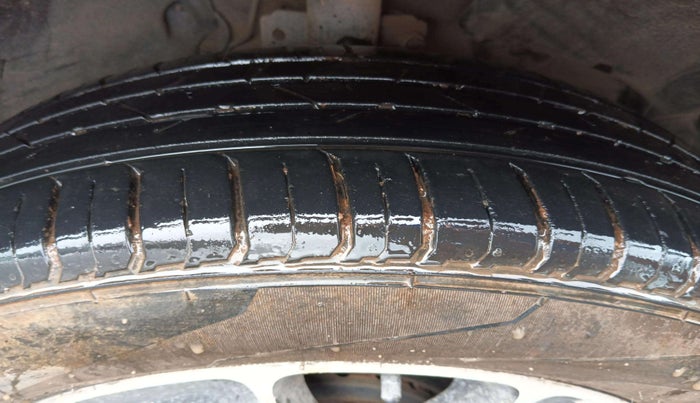 2016 Renault Duster 85 PS RXL DIESEL, Diesel, Manual, 1,03,849 km, Right Front Tyre Tread