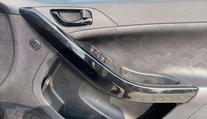 2021 Tata NEXON XZ PLUS (O) PETROL DARK EDITION, Petrol, Manual, 64,095 km, Driver Side Door Panels Control