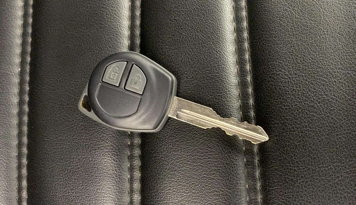 2017 Maruti Swift VXI O, Petrol, Manual, 1,01,798 km, Key Close Up