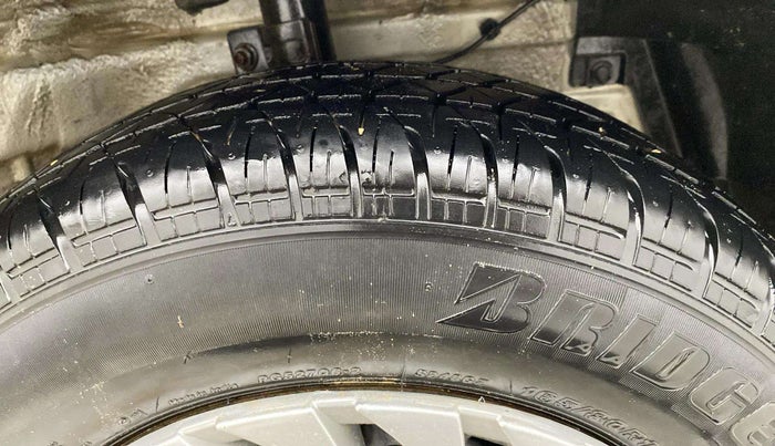2017 Maruti Swift VXI O, Petrol, Manual, 1,01,798 km, Right Front Tyre Tread