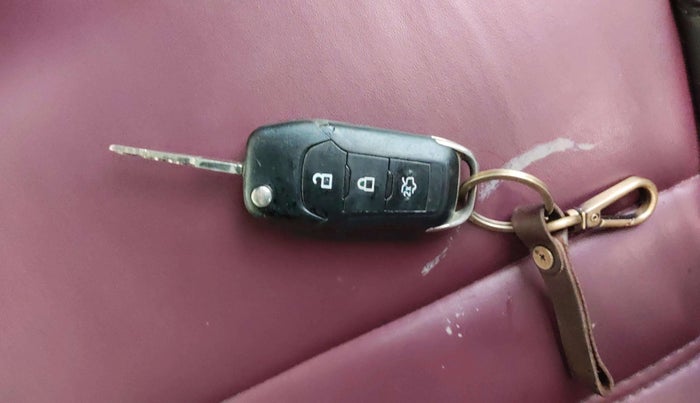 2016 Ford Endeavour TITANIUM 3.2 4X4 AT, Diesel, Automatic, 1,10,543 km, Key Close Up