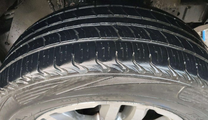 2016 Ford Endeavour TITANIUM 3.2 4X4 AT, Diesel, Automatic, 1,10,543 km, Right Front Tyre Tread
