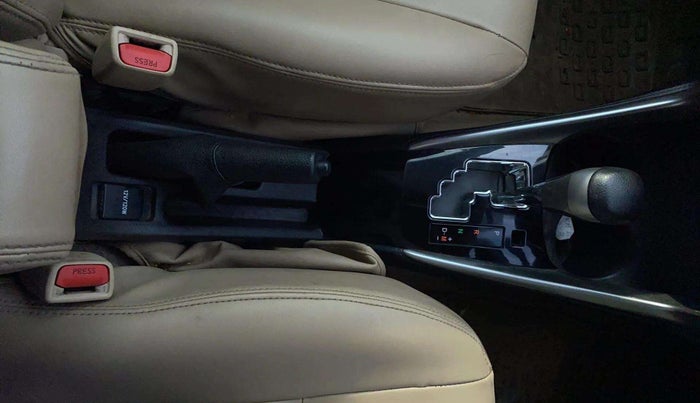 2018 Toyota YARIS V CVT, Petrol, Automatic, 76,153 km, Gear Lever
