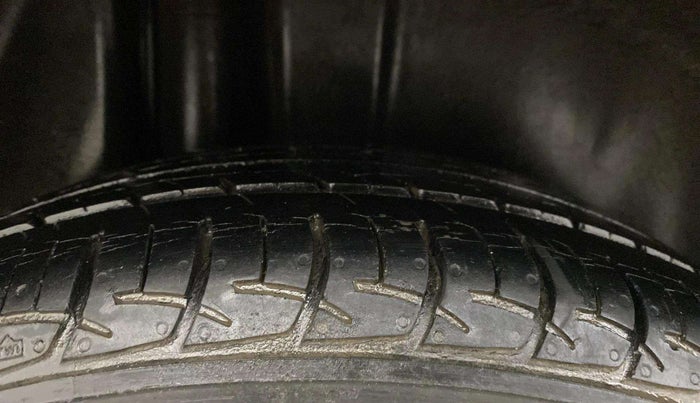 2018 Maruti Ciaz DELTA 1.5 SHVS MT PETROL, Petrol, Manual, 32,617 km, Left Front Tyre Tread