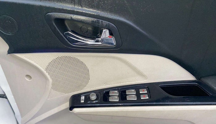 2022 Mahindra XUV300 W8 1.5 DIESEL, Diesel, Manual, 59,673 km, Driver Side Door Panels Control