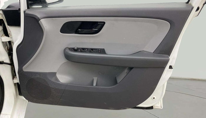 2020 Tata ALTROZ XT PETROL, Petrol, Manual, 27,012 km, Driver Side Door Panels Control