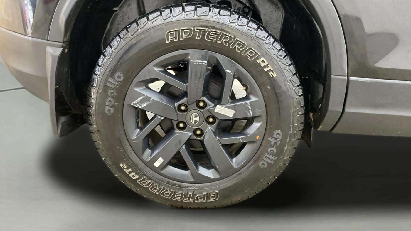 2020 Tata Harrier XZA PLUS 2.0L DARK EDITION, Diesel, Automatic, 1,43,558 km, Right Rear Wheel