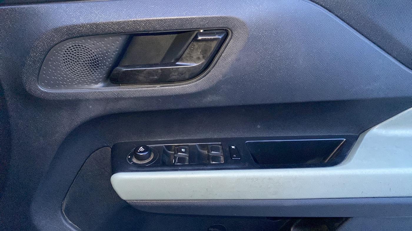 2023 Tata PUNCH ADVENTURE AMT, Petrol, Automatic, 43,852 km, Driver Side Door Panels Control