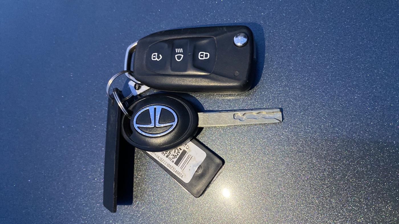 2023 Tata PUNCH ADVENTURE AMT, Petrol, Automatic, 43,852 km, Key Close Up