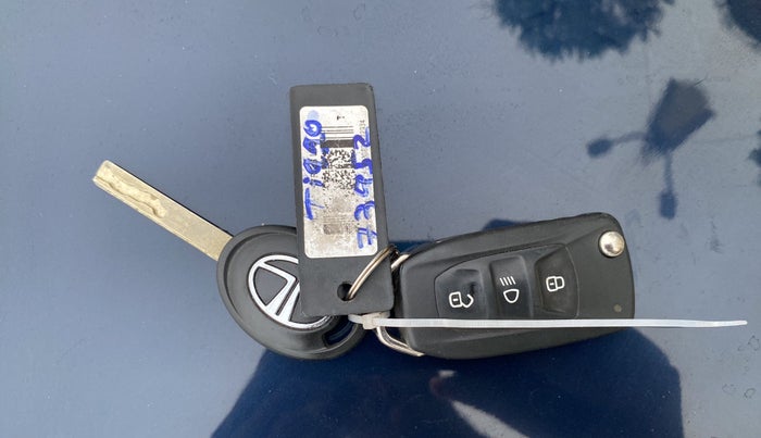 2022 Tata Tiago XZ PLUS PETROL, Petrol, Manual, 40,179 km, Key Close Up