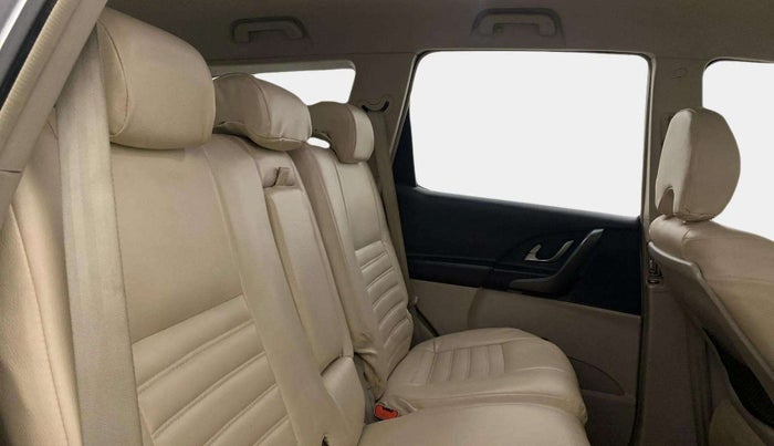 2016 Mahindra XUV500 W6, Diesel, Manual, 71,580 km, Right Side Rear Door Cabin