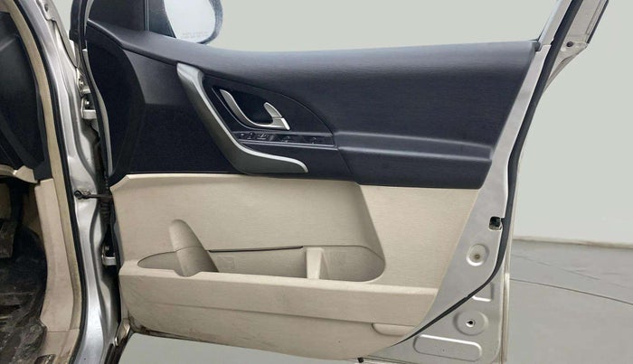 2016 Mahindra XUV500 W6, Diesel, Manual, 71,580 km, Driver Side Door Panels Control