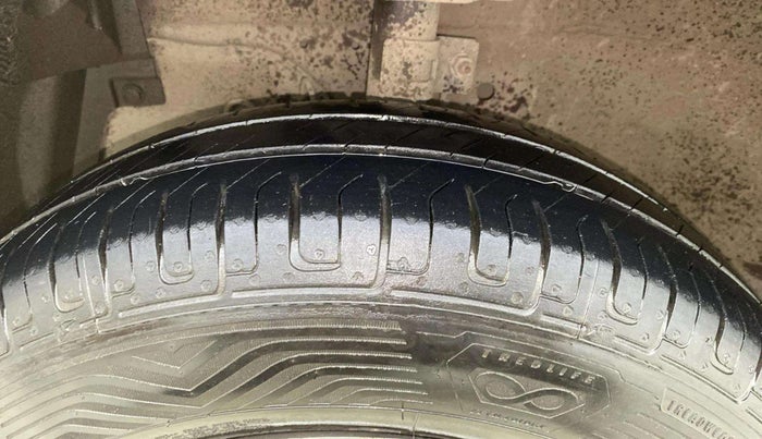 2016 Maruti Swift Dzire LXI, Petrol, Manual, 98,697 km, Left Front Tyre Tread