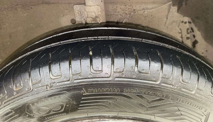 2016 Maruti Swift Dzire LXI, Petrol, Manual, 98,697 km, Right Front Tyre Tread