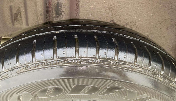 2016 Maruti Swift Dzire LXI, Petrol, Manual, 98,697 km, Right Rear Tyre Tread