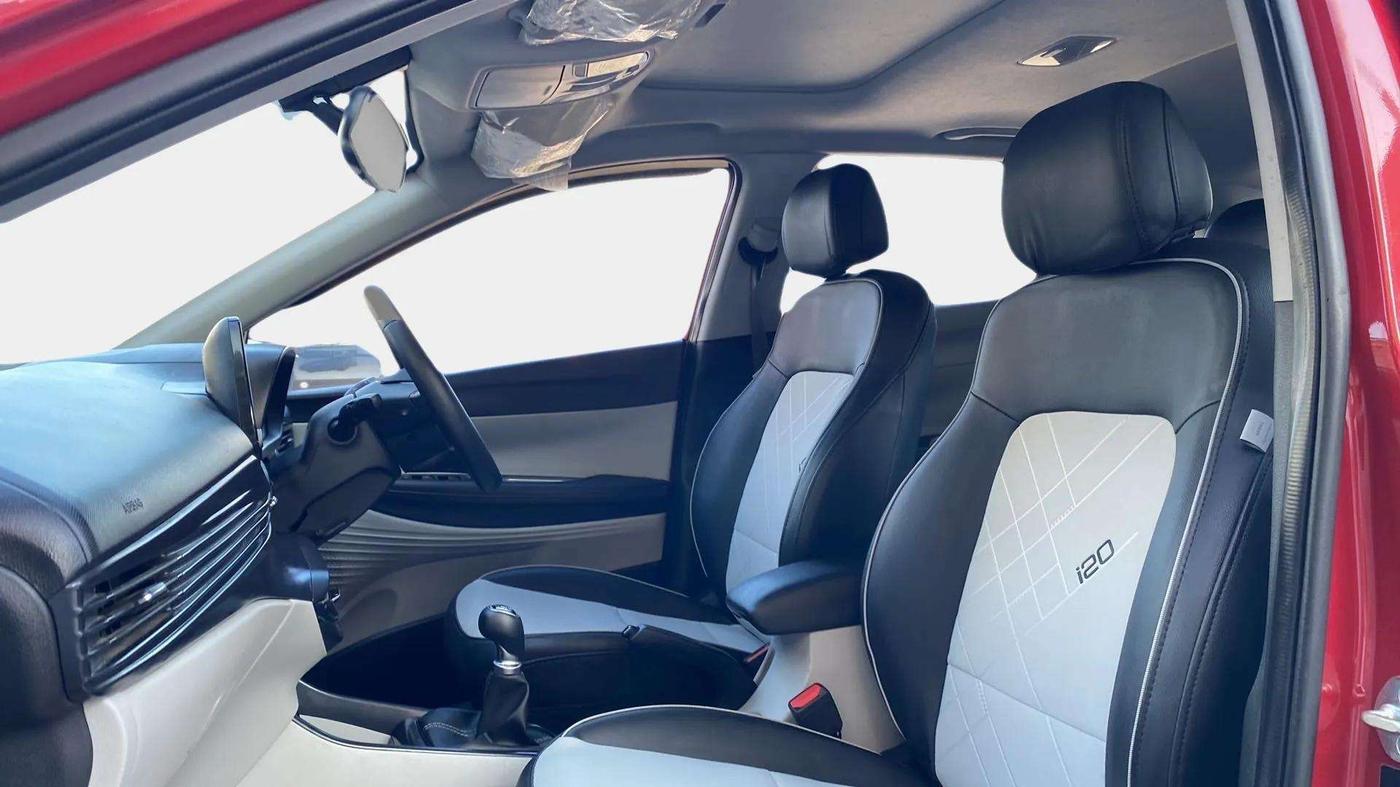 2023 Hyundai NEW I20 ASTA (O) 1.2 MT, Petrol, Manual, 16,187 km, Right Side Front Door Cabin